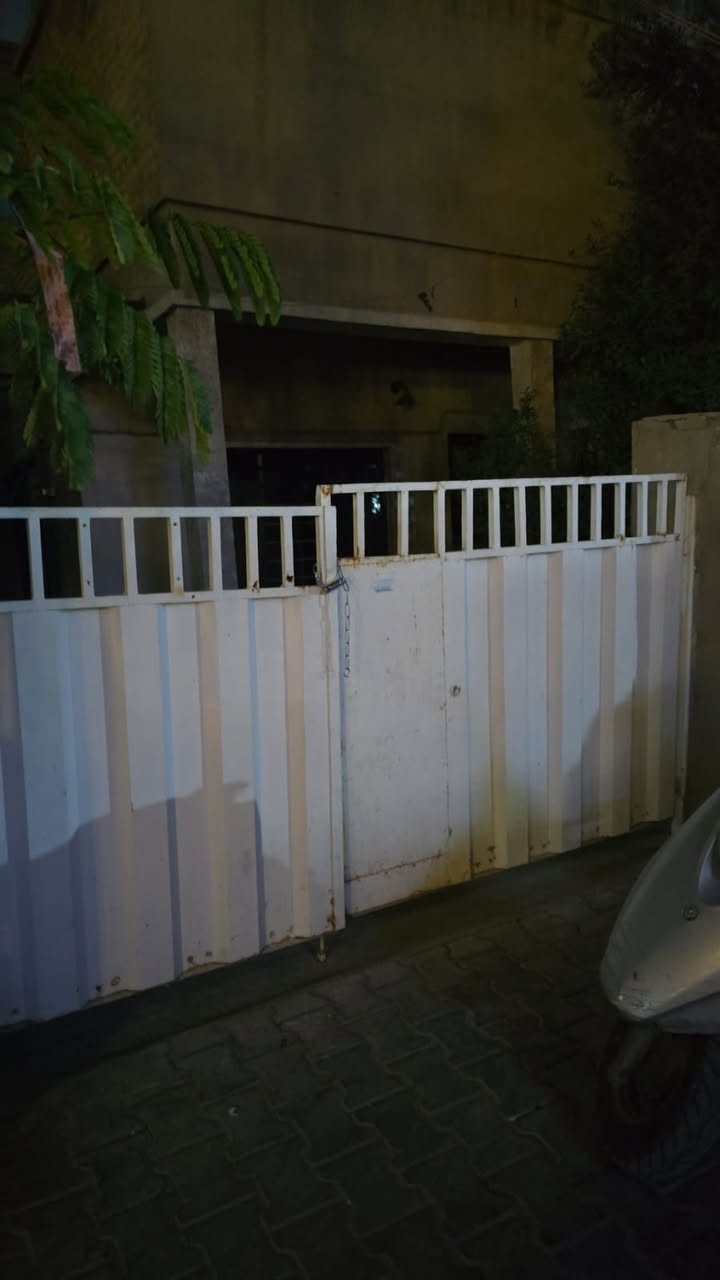 بيت مع مشتمل في الاعظمية شارع سهام خلف مكتبة الصباح شارع الموالدة قديم للبيع كامل او تقطيع حسب الطلب.

مساحة 363م مربع نزال 19 متر، الاتصال على الواتساب *********** 

الصورة من كراج السيارات على شارع عمر بن عبد العزيز مجاور المكتبة.
