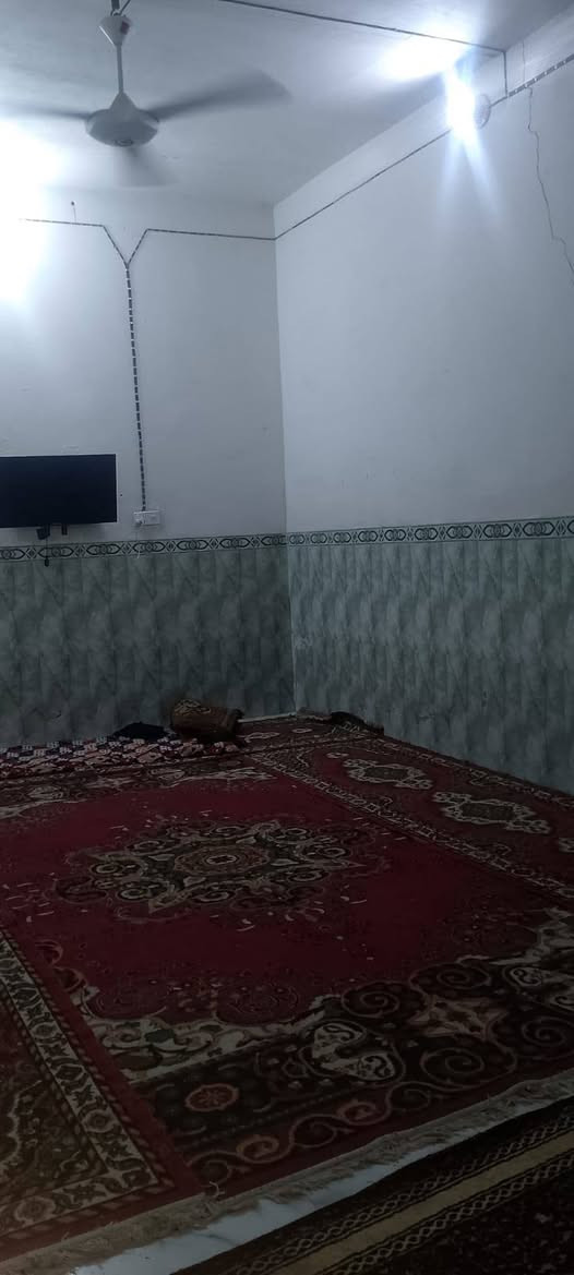 السلام عليكم دار للبيع قرب حي مهندسين يم مدرسة بغداد مساحته 185 عباره غرفتين وصاله وبراني وحمامات اثنين ومطبخ وطارمه الاستفسار ***********
