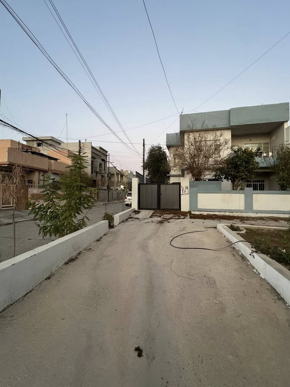 🔴دار للإيجار تجاري فقط مساحة 200 متر ركن الواجهة 10 متر✨
🔴طابقين بناء مرتب 💥

1️⃣الطابق الاول : غرفتين نوم + هول + أستقبال + مطبخ + كراج + صحيات 🚾

2️⃣الطابق الثاني : غرفتين  نوم + هول + صحيات 🚾

🔴موقع مميز جدا 💥

🌍الموقع / حي الزراعي (( سايدين لأرينا ماركت )) 🏭

للاستفسار

 ☎️ أسيا ***********

أو

☎️ كورك ***********

🌐عنوان المكتب / الموصل _ حي الزراعي قرب جسر السويس 🔥 
⏮️مع العلاف للعقار استثمارك في آمان 🌟

📌نستقبل عقاراتكم وطلباتكم العقارية .
