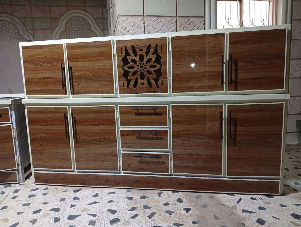 كاونتر مع ملحق وسنك 
الكاونتر طوله مترين ونص 
والسنك متر ونص 
نظيف مثل مو مبين بالصور 
المكان  التأميم 
الرقم ***********
