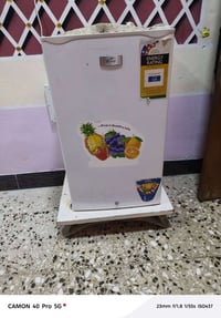 ثلاجه صغيره للبيع سعره 90وبيه مجال لاتصال عل رقم 07513668470