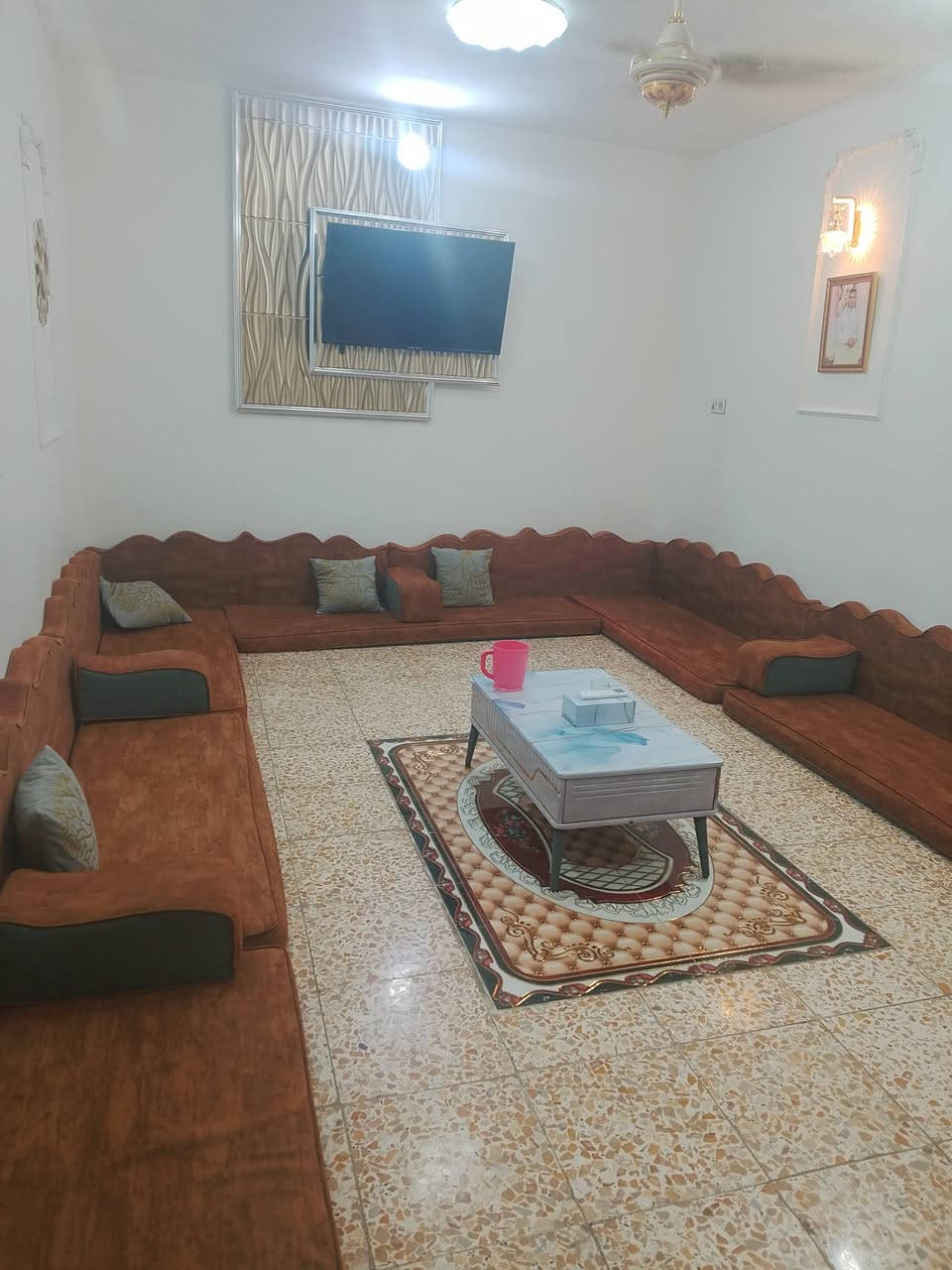 السلام عليكم
ديوان جلسه عربيه وجهين وجه رصاصي والوجه الثاني جوزي فاتح السمك 10سم تسكام درجه اولى نظيف جدا 
طول الجلسه 17م السعر 600. ألف مع مجال بسيط.
العنوان كربلاء حي الغدير قرب اسواق الكفيل 
هاتف *********** 

#الجميع
