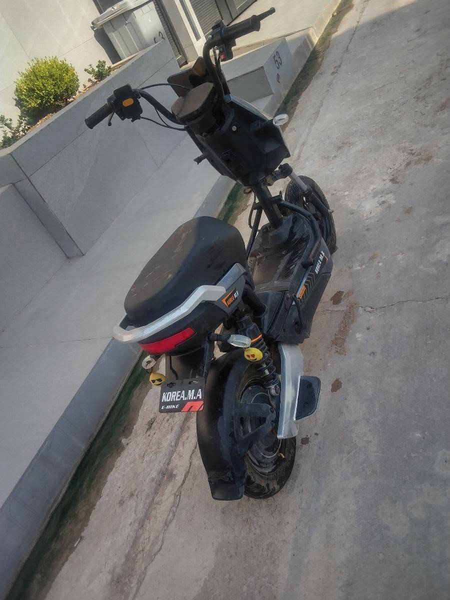 للبيع بايسكلات عدد (2) مع ماطور شحن
🚲 البايسكل الأول (عبد الحليم):
هيكل نظيف
تايرات جديدة
سلة أمامية
قاعدة خلفية
جرس شغال
بريك أمامي شغال
🚲 البايسكل الثاني:
نظيف وعلى شوفت العين
⚡ ماطور شحن:
يحتاج تبديل بطاريت وتصليح ابريك الخلفي 
💰 السعر: 300 ألف دينار للبايسكلين مع الماطور كامل.
📞 للاستفسار والاتصال: ***********
