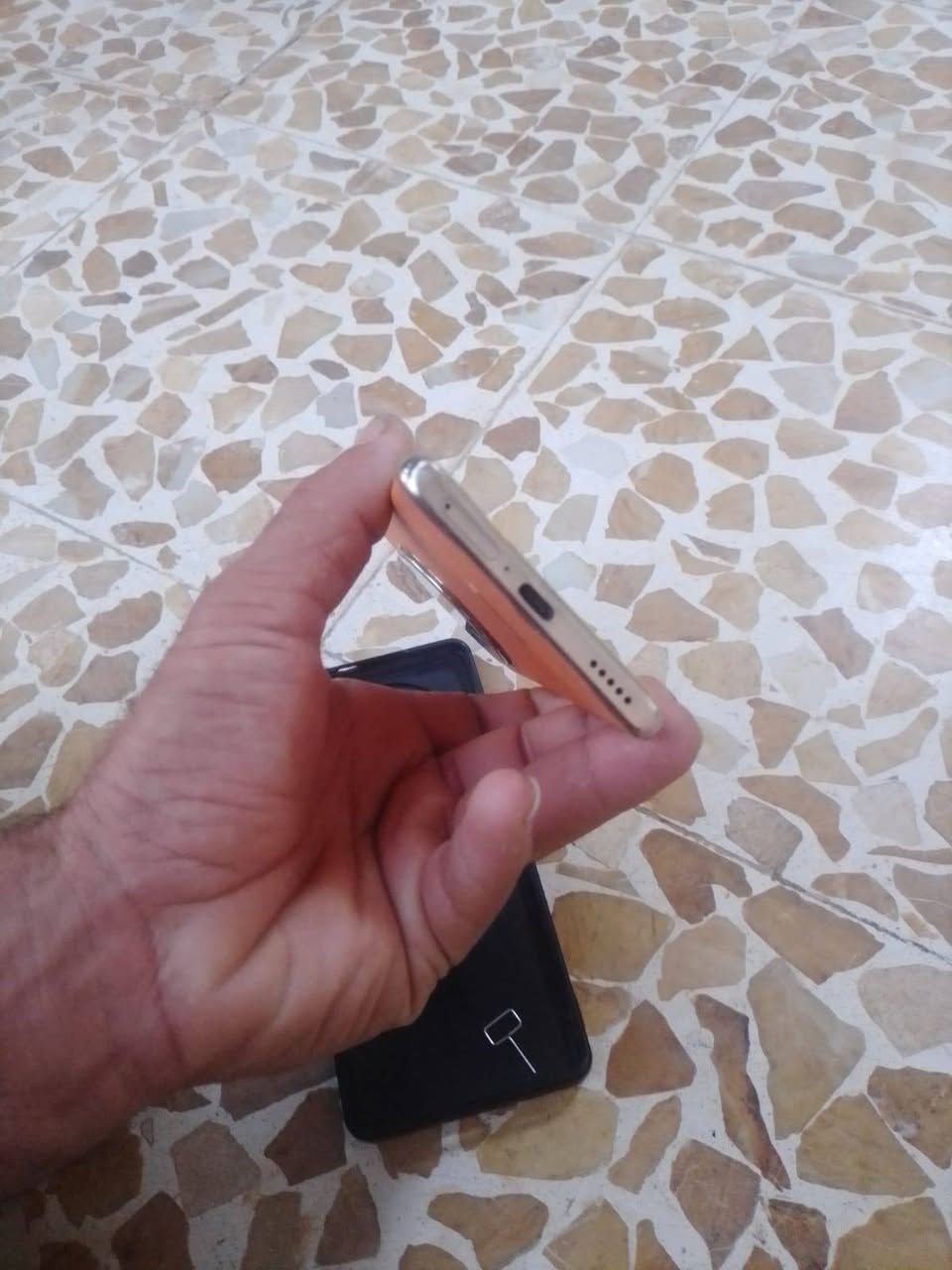 سلام عليكم  HONOR X9c
لبيع  و اتروس ويه ايفون 13 لو 12 هم
البيع سعر 350الف بي مجال شي بسط
مكان موصل الايسر
خاض مفتوح جهاز حيل نضيف
*********** بي وتساب
