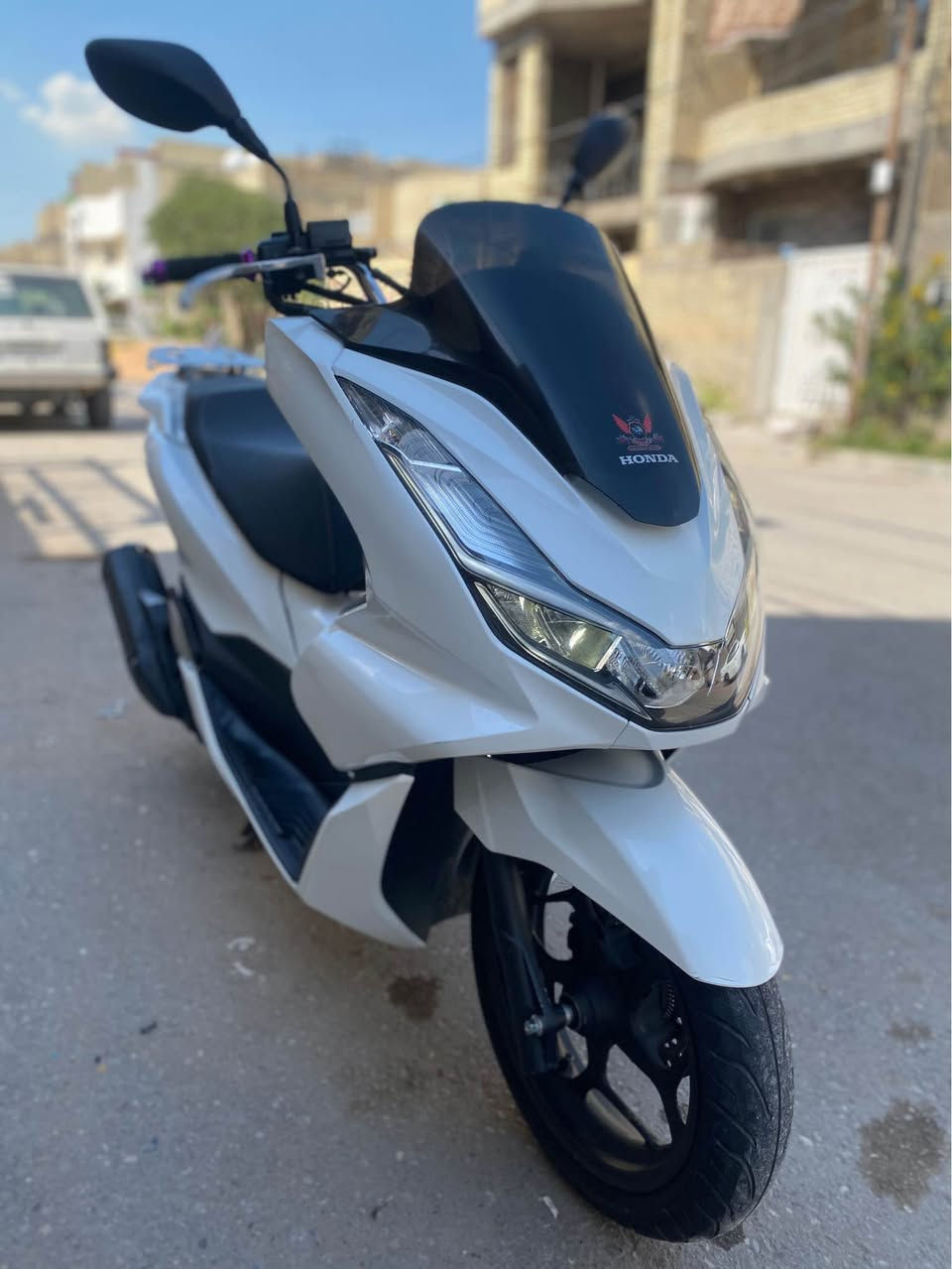 السلام عليكم 
للبيع دراجة pcx جيل رابع 
نازله من الرمبة صارلها اسبوعين 
ماشيه 22 الف 
ماليزي كوري 
نظام ABS 
دراجة مكفولة كفالة عامة برغي ما مفتوح بيها 
السعر 17 ورقة 

مكاني بغداد مدينة الصدر 
رقمي *********** 

الدراجة كدامك تجي تشوفها وتكلبها وتاخذها 
ورجاءاً لحد يكسر بسعرها بغداد, العراق
