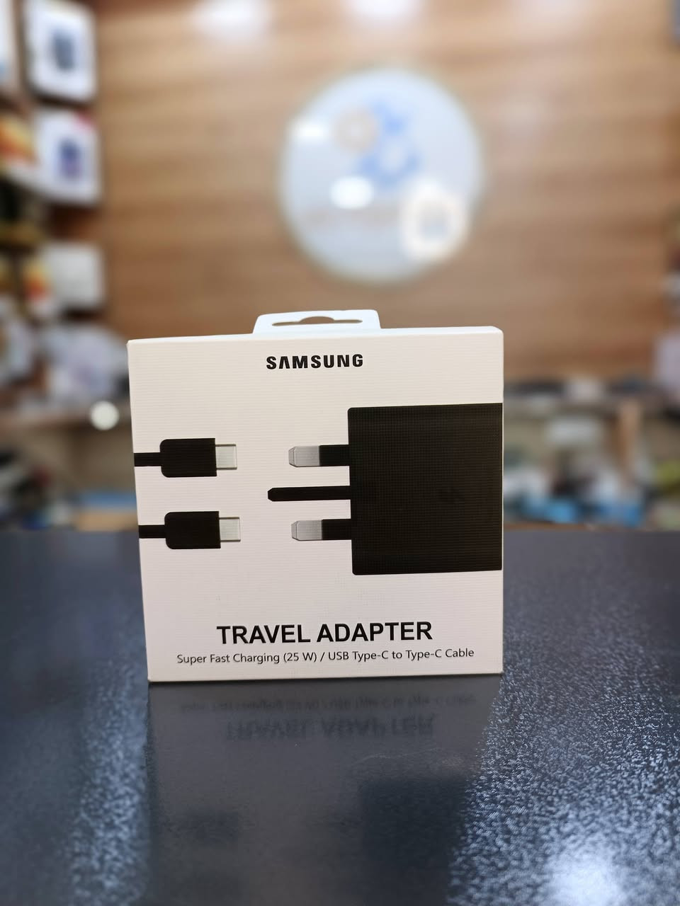 شاحن الطاقة الثلاثي بقدرة 65 واط من سامسونج (Samsung 65W PD Power Adapter Trio). 
المنافذ: يحتوي على ثلاثة منافذ: منفذان USB-C ومنفذ USB-A لشحن أجهزة متعددة في وقت واحد.
القدرة: يوفر شحناً فائق السرعة بقدرة تصل إلى 65 واط كحد أقصى.
توافق الأجهزة: يدعم ميزة SFC 2.0 (بقوة 45 واط) لأجهزة Galaxy S20 Ultra و Note10+ والأجهزة الأحدث.
إدارة الطاقة: يمكنه شحن حتى 3 أجهزة معًا، حيث يتم توزيع الطاقة تلقائياً (مثال: 35 واط، 25 واط، و 5 واط على الترتيب) حسب عدد الأجهزة ونوعها. 
#مركزصيانةعمر 
هيت شارع الجري مقابل محلات خالد العبيدي 
للتواصل ***********
يتوفر توصيل لجميع المحافظات
