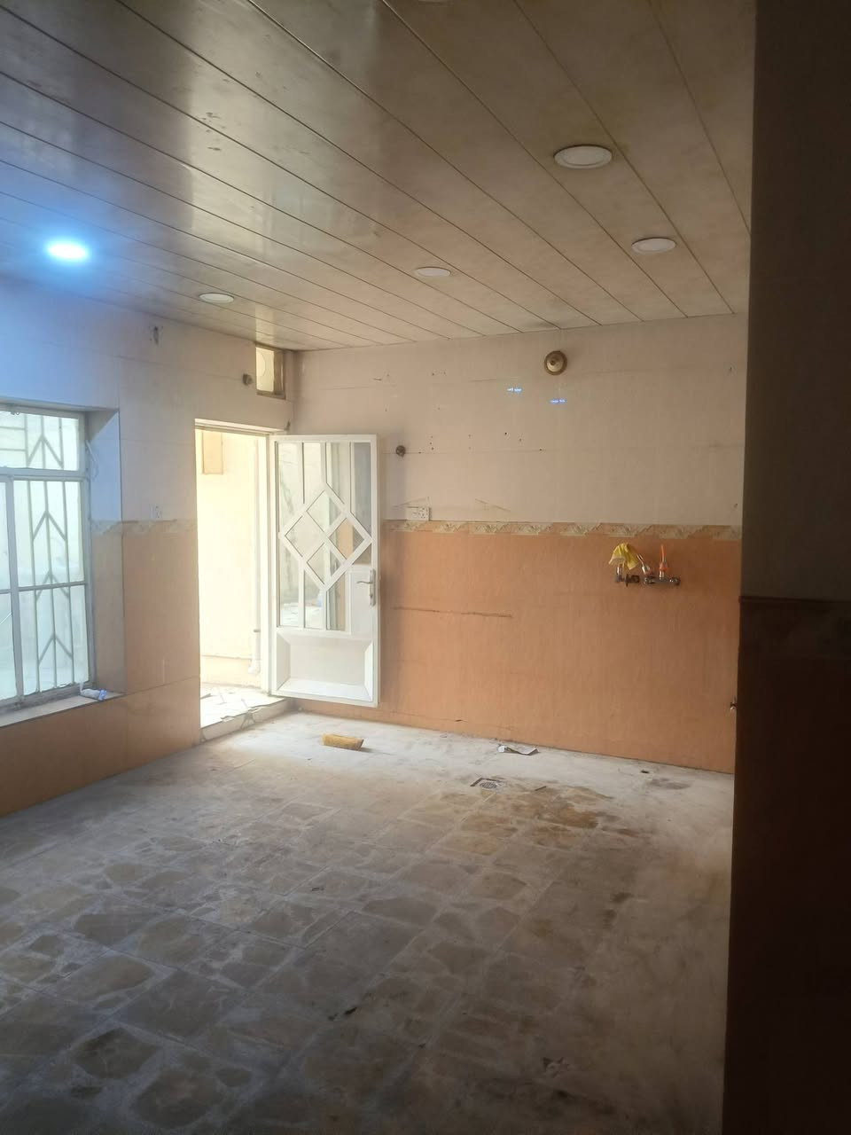 دار للايجار المساحة 200 متر بحي الكرامة يحتوي على  غرفة نوم عدد2 وصالة ومطبخ واستقبال وصحيات داخلية وخارجية الايجار الشهري 550 مقدمة اربعة اشهر أي استفسار الاتصال بالموبايل ***********
