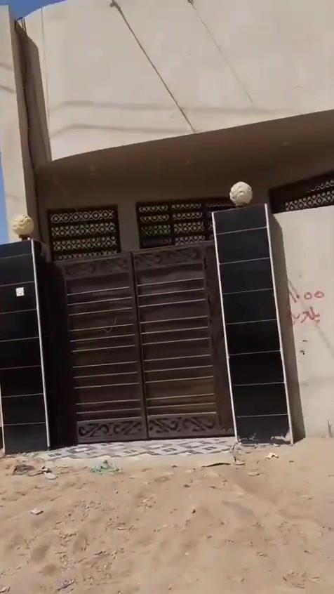 السلام عليكم قطعه للبيع في حي الحكيم الاولى نزلت علي الامير قريبه على المستوصف تبعد عن السده ١٠٠متر المساحه ٥٠٠متر آله بضهرها بيت هيه واجه العرض19والنزال 26عارضه 40مليون اوبيه مجال للشراي الاتصال على هذا الرقم ***********
