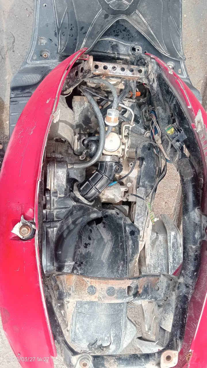 السلام عليكم 
سكنس نثية 140 الدراجة شلعة ومعدل مثل ما موضح بالصور ما ناقصها اي شي اما الي يكول شنو هذا الصوت فهو صوت كلجات واهل الخبرة يعرفون الدراجة ابد ما عطلت بية تشتغل هندر اما السلف رادلة بس باتري لان البيهة ميت ما يشغلهة  رايدهة ب250 مكاني الدورة 
***********
