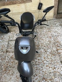 دراجة كهربائية أنيقة باللون الرمادي، مثالية للتنقل السريع والسهل داخل ...