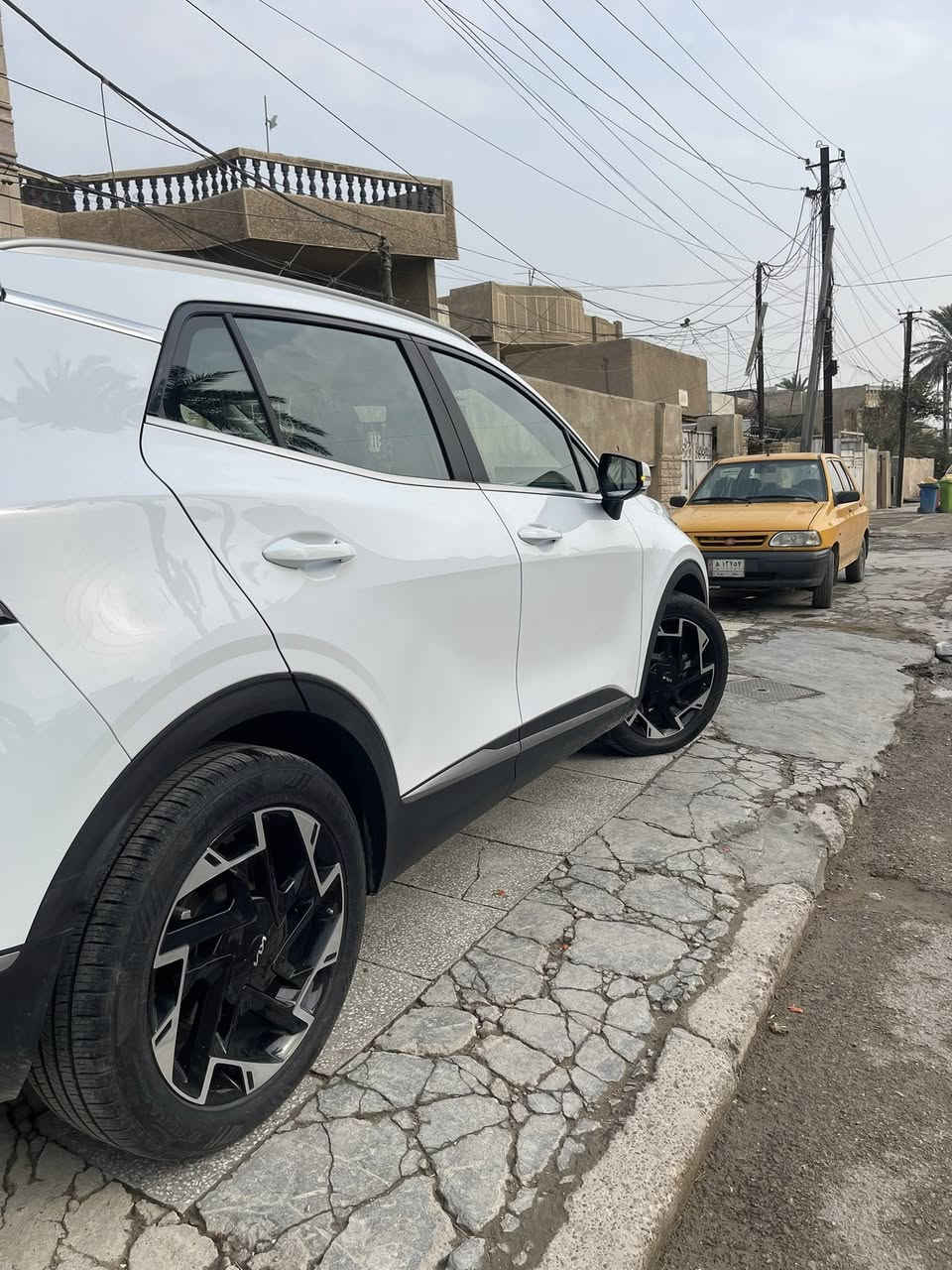 سلام وعليكم للبيع سيارة 🚗 كيا سبورتج خليجي موديل 2022 محرك 200 دوش ماشيه 72 الف مكفوله كفاله عامه سياره جديد لوك سبير منازل السعر 215 وبيه مجال المكان بغداد الرقم الهاتف *********** الرقم بغداد
