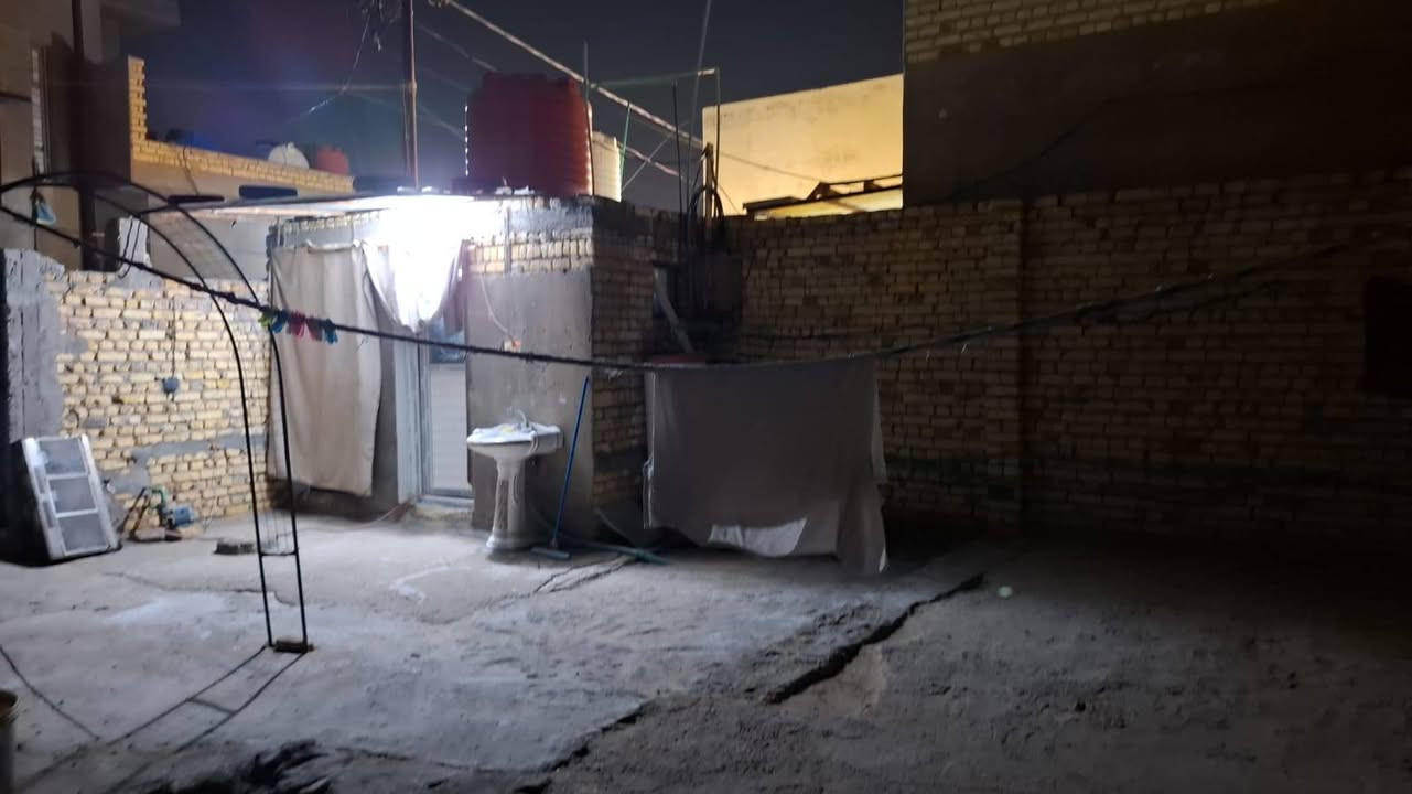 السلام عليكم 
بيت زراعي للبيع مساحة ٢٠٠م البيت عالي عن الشارع 
البناء غرفتين ومطبخ وصحيات وحديقة كبيرة البيت 🏠 عكادة 
بحي النفط بشارع د. أحمد مطر 
السعر ٥٧ قابل للتفاوض 
***********
