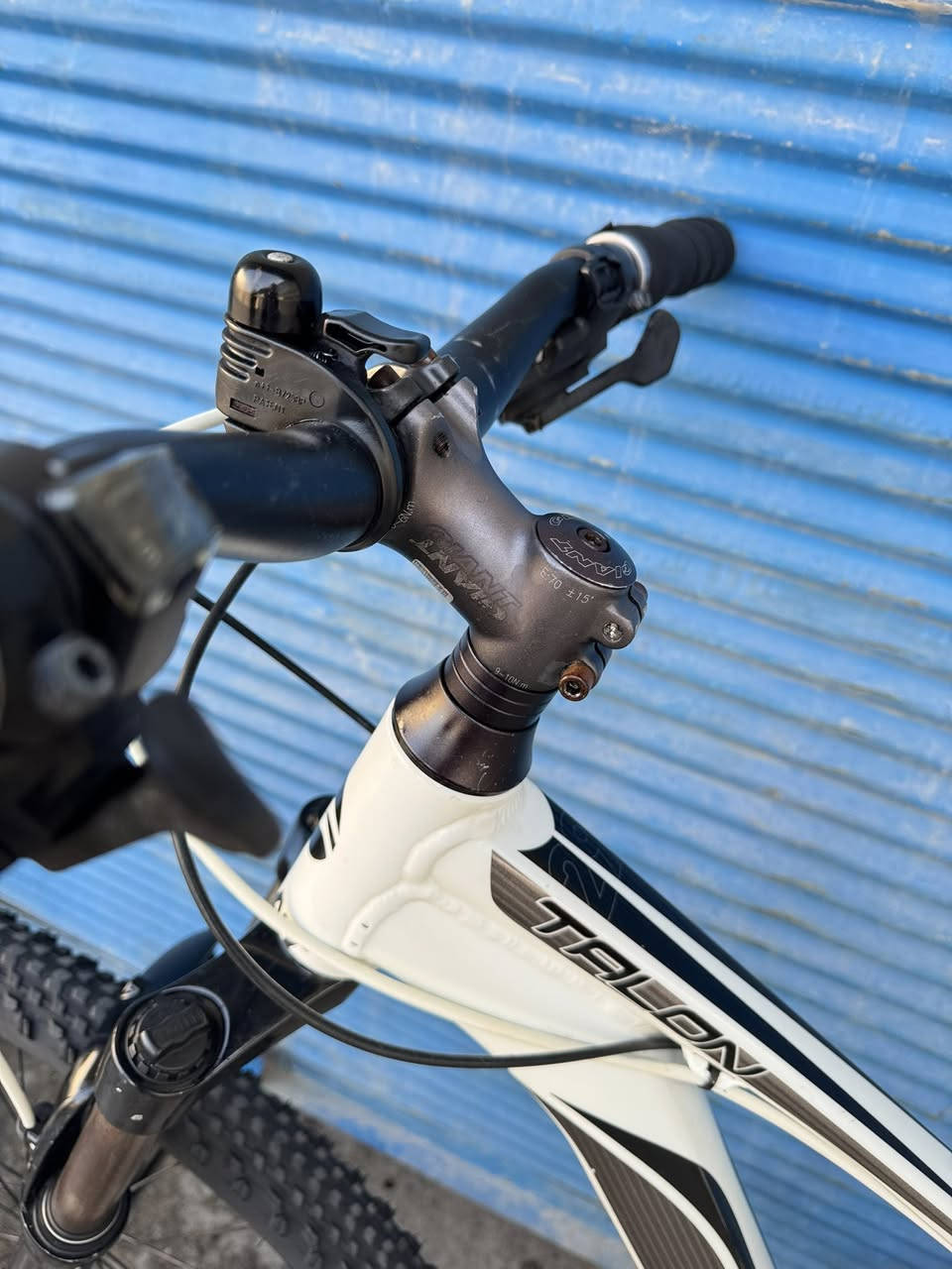 السلام عليكم اخوتي الغوالي جبلي حجم 29 
قياس S ماركة (GIANT) TALON غني عن التعريف 
دبل امامي XCT معدنه المنيوم سستم سرام 3/8
بدلات سرام ناقل امامي التوس صينع تايوان 🇹🇼 
اطارات ماركة GIANT الدراجة عل وضع شركة بلادي 
ونظافتهاا شوفت عينك موصفتهاا معروفة اخوتي 
سعرهاا 300 الف وبي مجال بصيط اخواني عنواني 
موصل توصل *********** تتوفر خدمة توصيل 
جميع محافظات العراق وتحياتي للجميع
