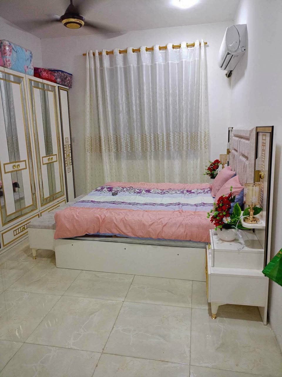 السلام عليكم بيت مساحه 150 متر مطبخ وصاله وهول وغرفتين وصحيات داخلية وخارجية طابو زراعية سند 25 
مكان أبي غرق حي ابو أسد السعر 90 وبي مجال 
للاستفسار ***********
