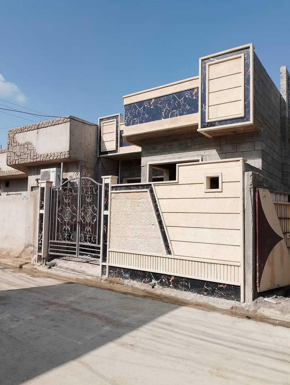 عروضات مكتب التصميم الملكي العقار
دار للبيع حي الملايين الثانية تقطيع الجندول 

مساحة الدار 118 متر الواجه 6 

قيد الانشاء ببناء حديث 🏠 

يتكون الدار من غرفتين نوم 🏠 واحد سويت 

هول 🛁استقبال 🚿 ومطبخ 🌐 صحيات 

زراعي سند 25 

خدمات كامل ماء 💧 وكهرباء ⚡ وتبليط 🚗

للاستفسار والتفاصيل عل الأرقام التالية 🌍 

عنوان المتكب طريق موصل دهوك قبل بناء الجاهز 🌍 

***********☎️

***********☎️

***********☎️
