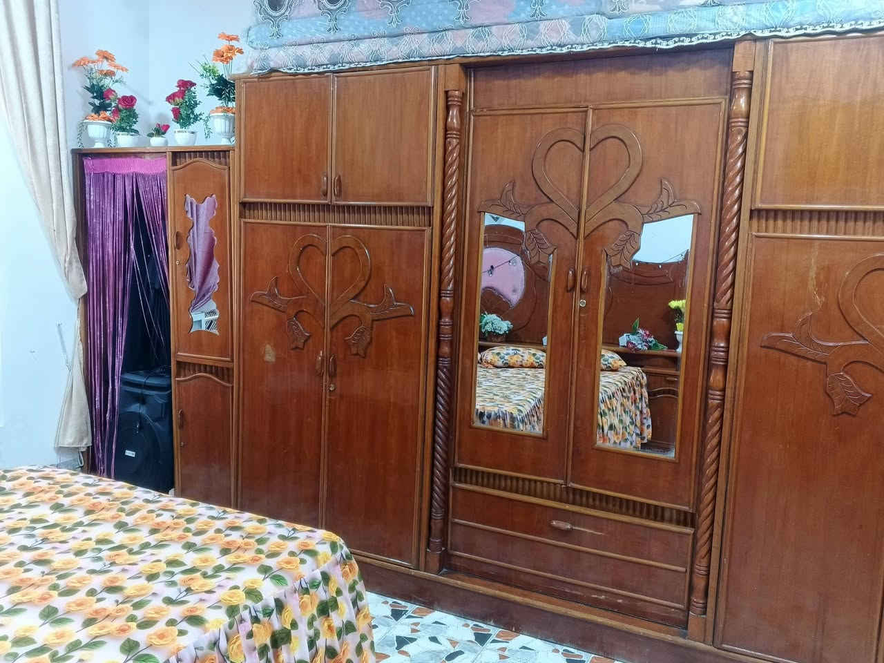 سلام عليكم غرفه اخشاب للبيع تسكام كامله هيه ملحقاتهه السعر 600 بيه مجال / ***********/ مكان بابل جبله
