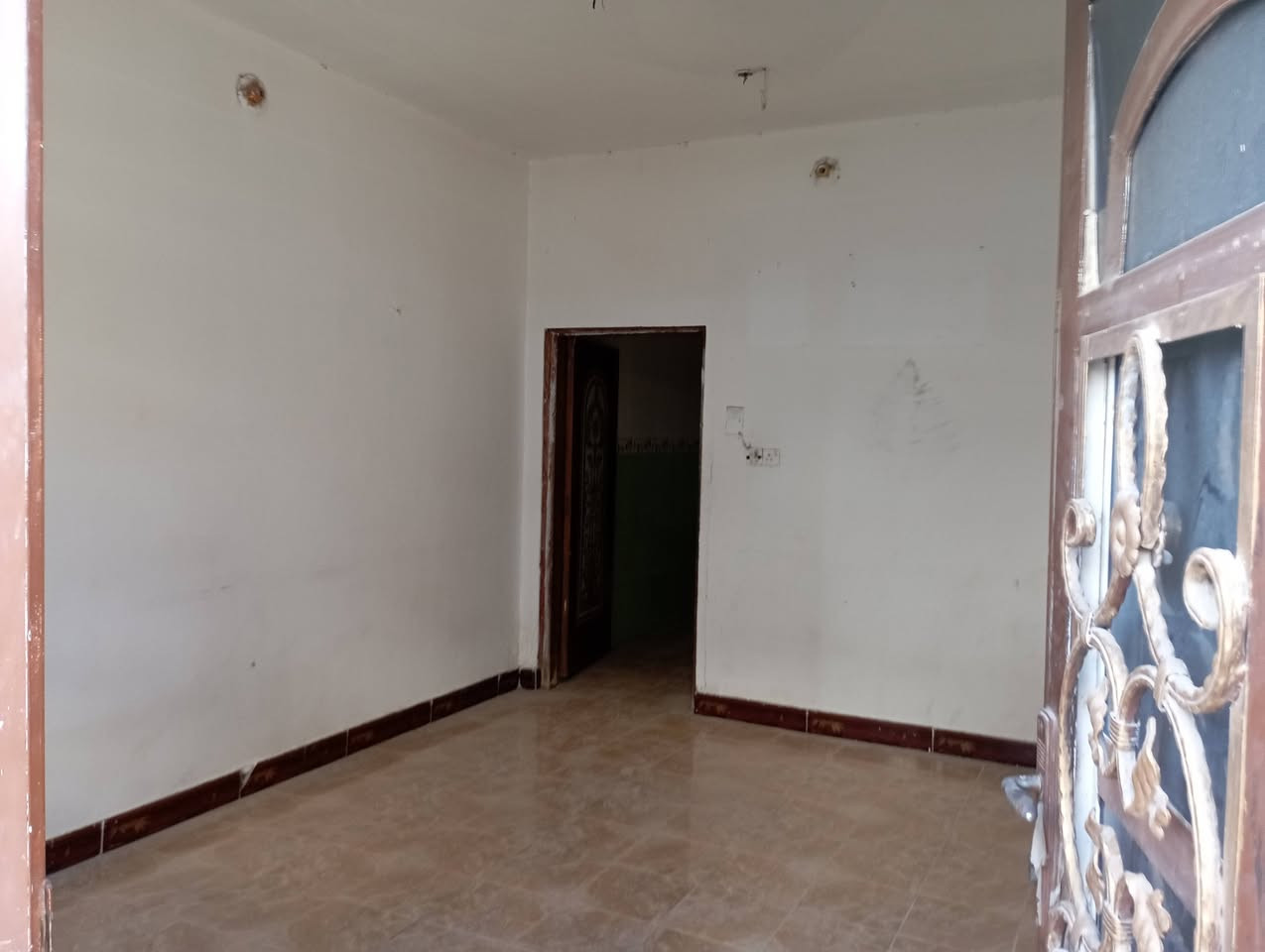 السلام عليكم مشتمل طابو صرف للايجار يفضل عائله صغيره 100متر طابقين غرفتين نوم وصاله ومطبخ كلدور صحيات كراج صغير سعر الايجار 300الف غير قابل للتفاوض مكانه الاكرمين قريب جدا على شارع ميزانية رائد الرئيسي قرب اسواق زيد الخفاجي رقم صاحب العقار ***********واتساب
