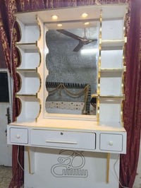 للبيع ميز حلاقة  جديد مستخدم قليل جدآ السعر 150 07740084492