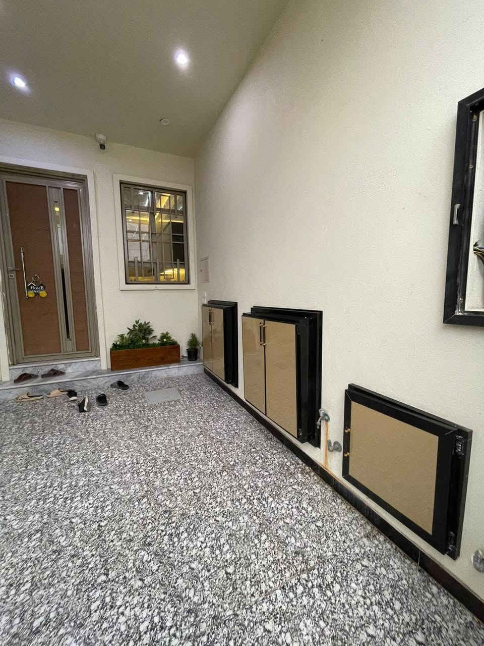 #اسعد_الله_اوقاتكم_بكل_خير👋

توفر دار سكن للبيع طابقين ونص ملاحظه مع جميع الاثاث بل كامل 

بناء حديث طابوق بلكامل والارضيه رفت  سنة البناء 2026

#المساحه 100م مربع

على شارع 10م وركن

جميع الخدمات متوفره

محتويات البيت ⬇️

استقبال

صاله كل طابق وحده

مطبخ

غرف نوم 5

صحيات داخلي + خارجي

وكل طابق صحيات 

كراج

#جنس_العقار : طابو ملك صرف زراعي عراقي سند 25

#العنوان .. البصره حمدان قرب مستوصف حمدان

جميع الخدمات ماي كهرباء شوارع 10 متر

#السعر 165وبي مجال للشراي

#اللاستفسار الاتصال على الرقم 📳***********📳 صادق
