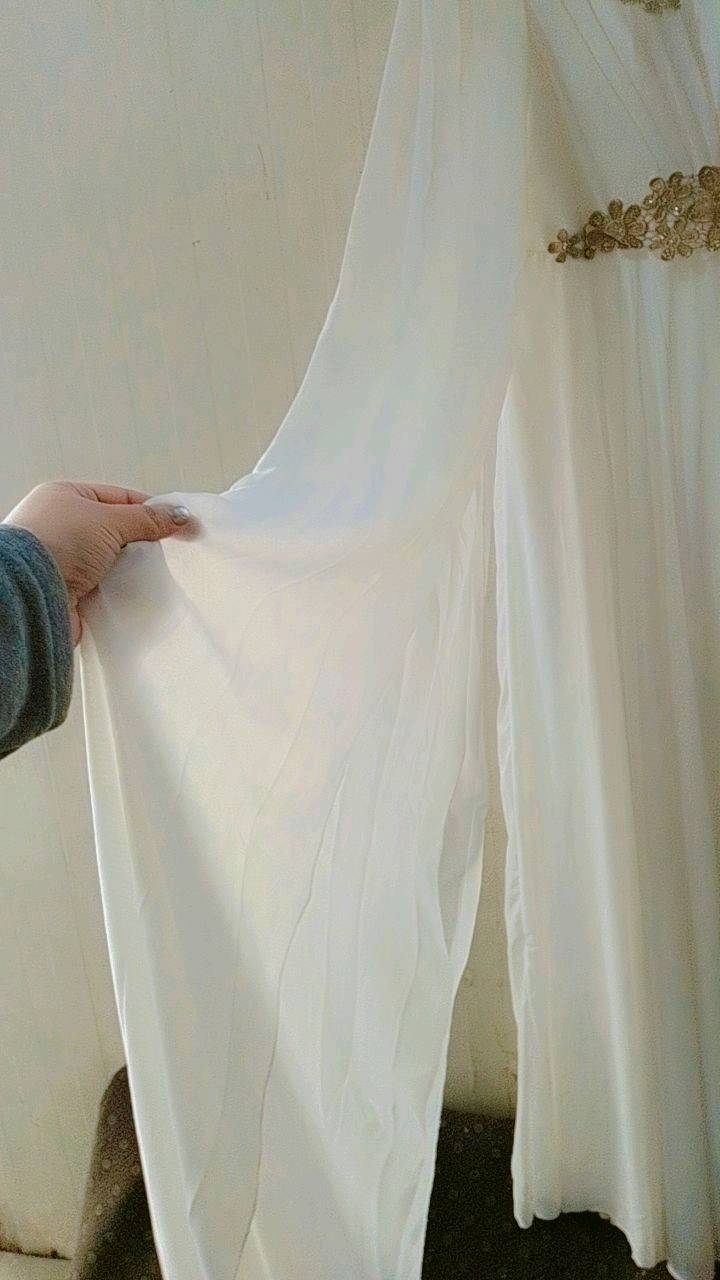 عندي ثلاث قطع فساتين أنيقة مثالية للمناسبات والحفلات. الفستان الأبيض الأول مزيّن بتطريز براق على الصدر يعطيه لمسة فاخرة ومميزة. الفستان الأسود يتميز ببساطة التصميم مع فيونكة براقة على الخصر تجعله أنيق ومناسب للسهرات. القطعة الأخيرة عبارة عن ثوب أبيض طويل مزين بزهور ذهبية عند الرقبة والخصر، مثالية للمناسبات الخاصة. جميع القطع في حالة جيدة جداً ومستعدة للاستخدام الفوري.