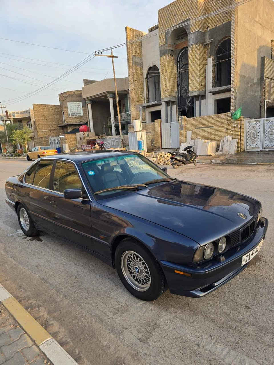 السلام عليكم
 BMW 525 1992 
525 أوتو رقم بغداد تخم تاير تبريد قطعتين مقاعد جلد فتحه سقف قفل مركزي هزه جديده سنويه 2030 بأسمي مشروع وطني محرك مسكر بدون حادث صبغ فقط مكانها بالكوت السعر 60 قابل للتفاوض دهل اوران, واسط


**إذا كنت صاحب هذا الإعلان وتريد حذفه لأي سبب، رجاءا أرسل رسالة إلى الدعم الفني**