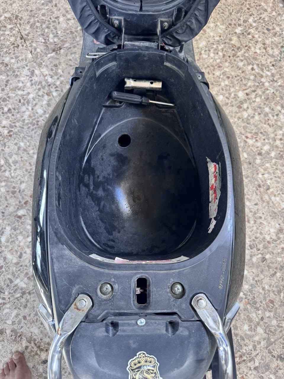 اسلام عليكم 
مامس بوليس الدراجه خرسه شلعتها حلوه معدلها 110  كلها شغالا عداد سرعه وكيج بانزين   كلوب كالي ناصي    الدراجه كلها بلديه سواداتها لا مصبوغه ولا تجاويه سواداتها بلاد ومختمات مو تجاري   الدراجه حلوه وما ناقصها شي بس باتريها قديف فه ما يدير السلف ثكيل    السلف شغال وبلادي  بس باتريها ضعيف ما يديره  سعرها 650 وبيها مجال  مكاني بصره كرمت علي الطيف رقمي ***********واتساب  متواجد
