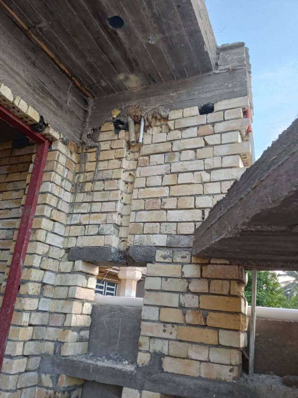 تنفيذ كهرباء لمنزل لاحد الاخوه مساحته 300m  نضام الكهرباء اوتوماتيك لكُل المنزلل
نضام الفوتوسيل اي اطفاء المصابيح اوتوماتيك عند ضهور الصباح
تصنيع جهاز لحماية اصحاب المنزل من السعقة الكهربائية كذلك النت مع نضام TV والكامرات
مع تحويل الكهرباء الوطنيه والسحب والمولد اوتوماتيك 
اسأل  الله ان يوفق الجميع. 
*********** .
