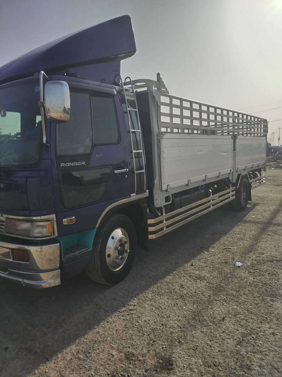 سلام عليكم للبيع هينو طيره موديل 94 تخم تاير 19 ونص سته وربع بلاد مكينه سبعين سوبر ستندر سياره جاهزه للعمل رقم بابل دولي تحويل ثاني يوم سعر 172 وبيه مجال لاستفسار *********** & & ***********
