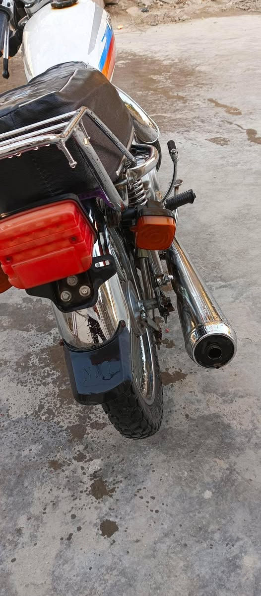 السلام عليكم دراجه أرشه للبيع مكفوله كفاله عامه مابيه اي نقص اوراق كامله مكينه مكفوله جاهزه من كلشي السعر 700 وبيه مجال
مكاني بابل المسيب***********
