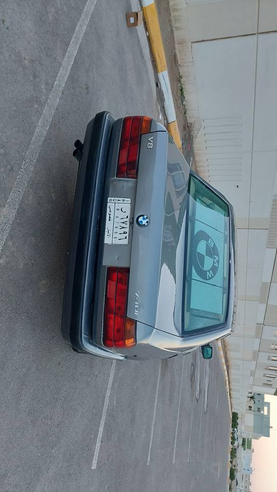 رجائا رجائا اقرء المنشور قبل لتتصل السلام عليكم الحلال للبيع طبعا ماكو داعي احجي علنضافه الصور تحجي سياره بلاد واحلى من الصور واكو فديو للسياره يوضح نضافتها وارد خليجي موديل 93 بجم عريض محرك مسكر كير تمساح فول مواصفات  بدون ضربه او خياس او تبديل مصبوغه جماليه فرن درجه اولى وعندي صورها قبل الصبغ جانت جارده فقط مكفوله من الطعجه والشخط  تبريد قطعتين وي السويج كشنات دبل كمبيوتر دبل جكمجه حداديه جديده امامي خلفي مكينه لاتنقيص ولا تبخير كير تمام حماوه ماكو للعلم السياره جديدا جدا واحلى من الصور بعد واكو فيديو بلتعليقات يوضح نضافه السياره بدون خاص رجائا اسأل علعام واجاوبك او اتصل على *********** اذا ماعندك رصيد اتصل وتساب السعر مناسب علق تم يوصلك والشراي يجي ومارجعه للعلم السياره جديده بلنسبه الاخواتها بس تبقى عمرها ٣٥ سنه يعني فدوى للتفستق براسي عندك فلوس روح اشتري حديث
