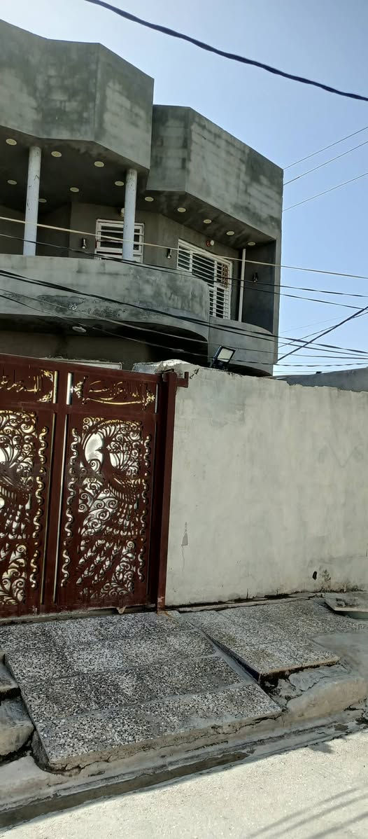 السلام عليكم بيت للبيع مساحة 240 متر طابقين طابو صرف بناء حديث 
يتكون من اربع غرف وصالة وستقبال ومطبخ الموقع بلدروز كسيرات قرب جامع النو. السعر خاص 
الاستفسار 📞
***********
