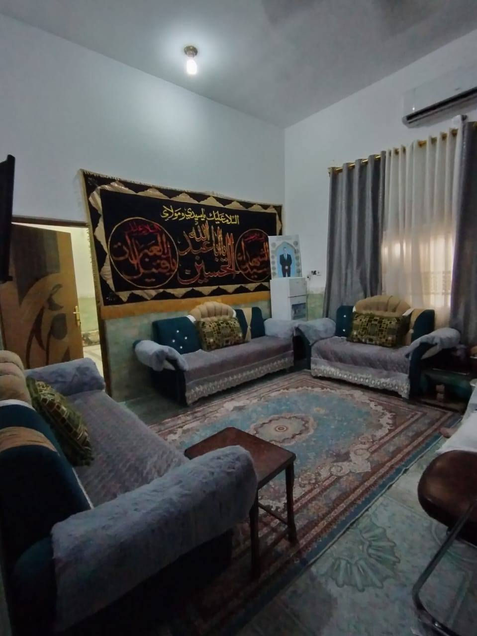 #اللهم صل على محمد وآل محمد 
#بيت للبيع  مقابل خدمات منتزه + روضه 
#طابقين  مسلح 
#منطقة حي الحكم  قرب مركز صحي الحكم 
#المساحة 260 متر 
#الطابق الأرضي يحتوي على استقبال و٣ غرف  وصالة ومطبخ وصحيات خارجية وداخلية
#الطابق الأول يحتوي على٤ غرف وصالة وصحيات 
البيت شغل درجة أولى و كامل كل نقص مابيه 
للاستفسار الاتصال على الارقام التالية
 ***********
***********
