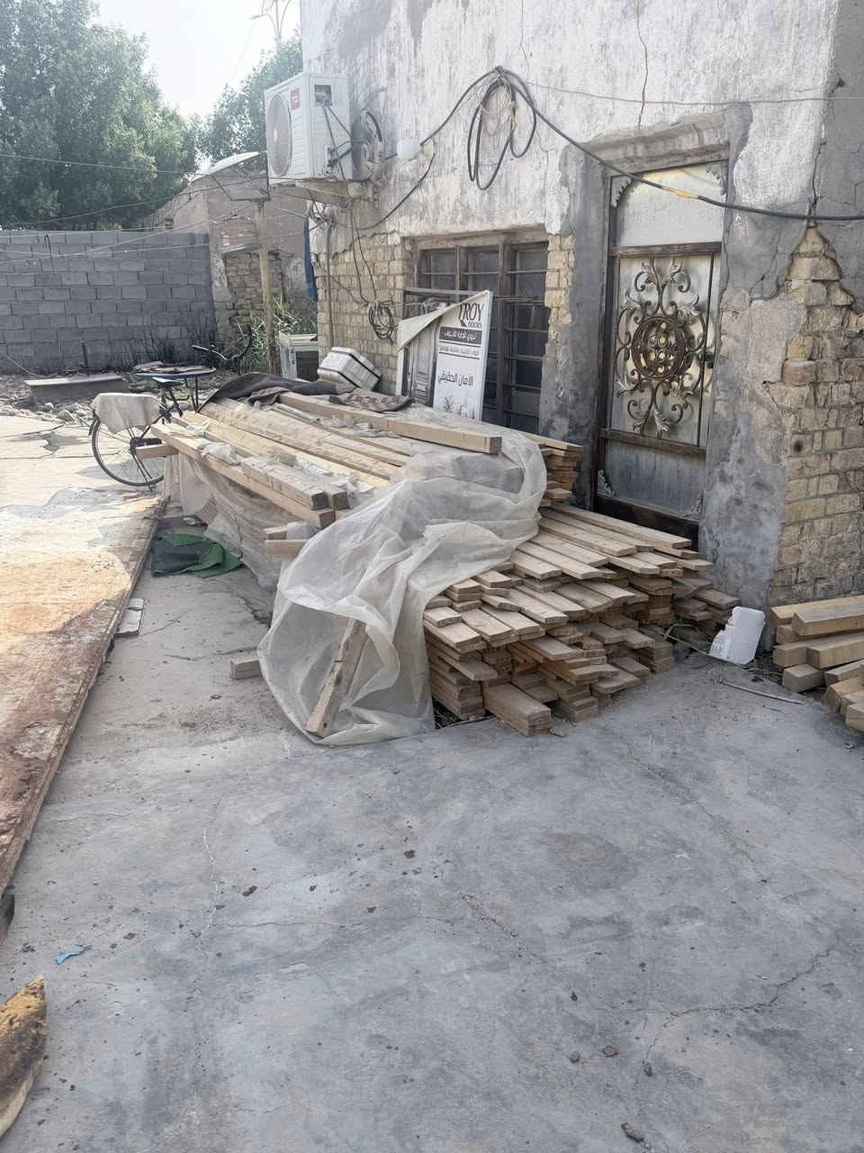قالب بيت كامل البيع
مامستخدم جديد بسمار مامدكوك بي 
سعر 3و 600 وبي مجال شي بسيط 
رقم صاحب القالب ابو علي ***********
المكان بصره شط العرب التنومه
