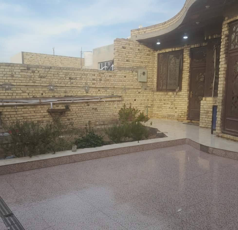 دار للبيع ٢٨٥م طابو بناء حديث  طابق واحد طابوق صب كونكريت والسطح شتايگر  غرفتين مع حمام داخلي وصاله واستقبال وهول ومطبخ وصحيات داخليه و خارجيه مع گراج وحديقه كبيرين
حي الموظفين مجاور الاخاء مع الخدمات


**إذا كنت صاحب هذا الإعلان وتريد حذفه لأي سبب، رجاءا أرسل رسالة إلى الدعم الفني**