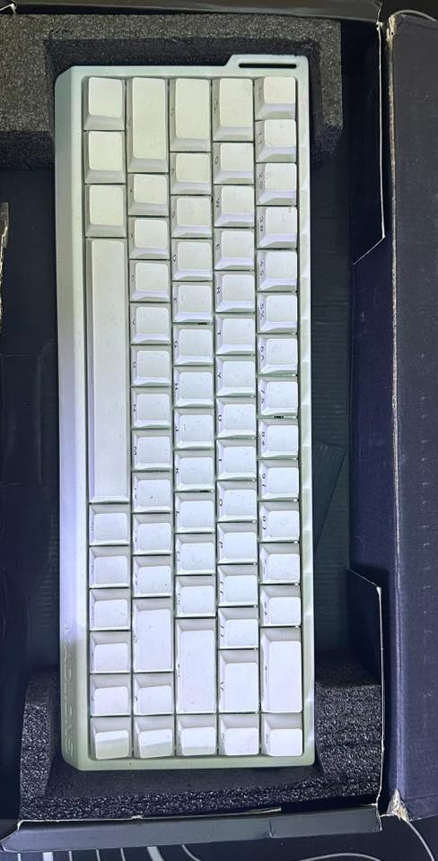 السلام عليكم
مايك maono كامل ملحقات بعدة جديد ٣٠ الف
كيبورد مادلايون مغناطيسي ٣٥ الف 
كيبل كويلد مع حنطة كاربون فايبر ١٥ الف
تواصل واتساب ***********
