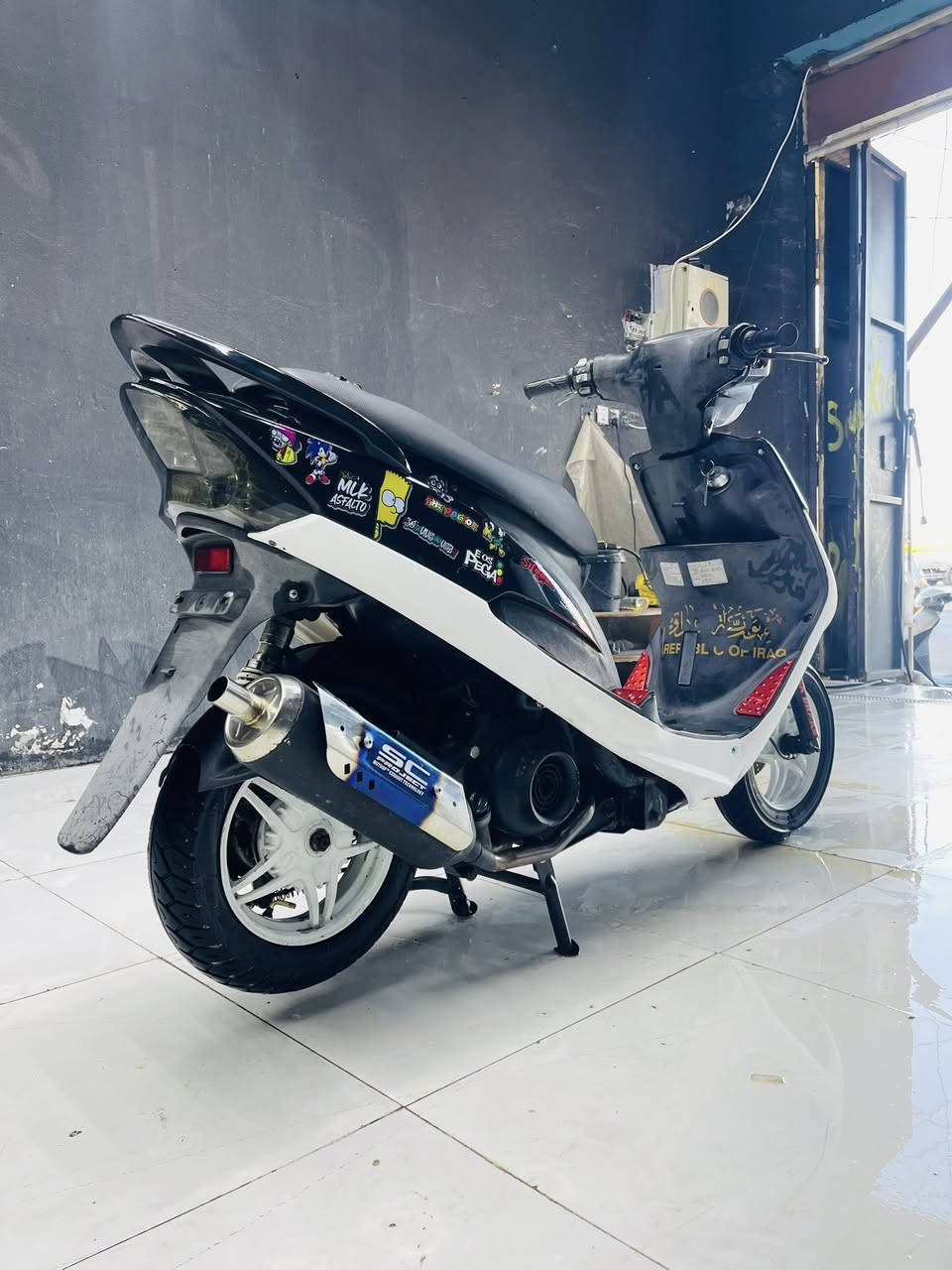 سعرها 800 وبيها مجال
ماكس عدلة 2006 شلعة ومعدل تشك الكاع 
مكينة  ما مفتوحة على البلاد وعلى الفحص وين ما يعجبك تفحص افحص وخرسة الدراجة 
وكلها مختمة منطول الطول اي شي بل دراجة مختم وختم واحد وي  المكينة  اوراق كاملة
كله شغاله اي نقص ما بيها 
سلف كهربائيات منطول الطول كلهن شغالات 
دراجة حلوه ونضيفة  ومزوده خارجي شوفت عينك عالي زنون ناصي اصفر 7 الوان اشاير ولايت صالصنة رياضي ويل رياضيالدراجة مصروف عليها هواي وبل عافية على الياخذها حتى الصندوك مرتب
العنوان/العمارة/ الماجدية 
اتصل : ***********
