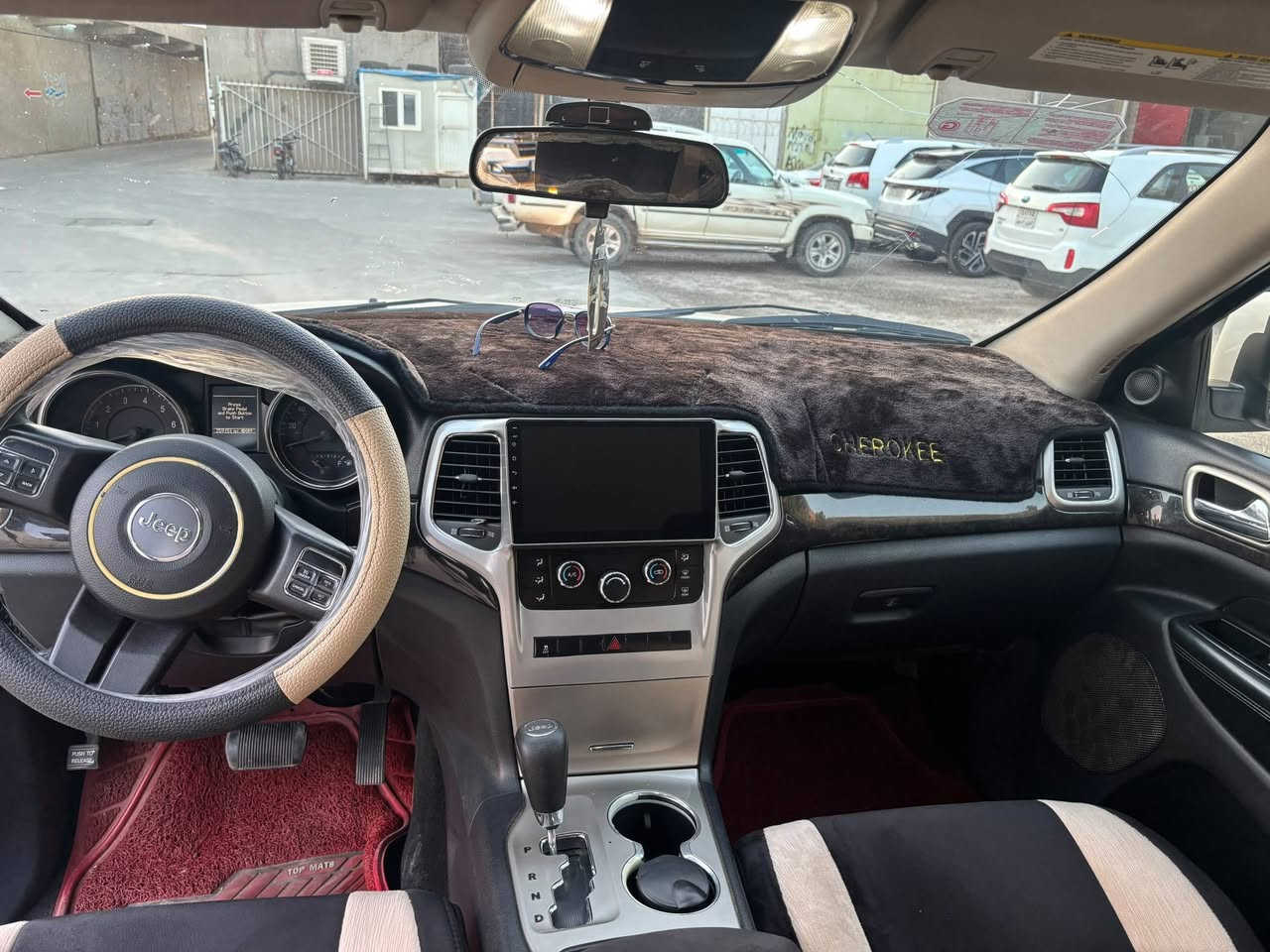 Jeep Laredo 
2012
نظيفه مال بيت شاشه 
بصمه (دخول بصمه )
كامره خلفي لون ابيض 
حساس خلفي
 6 سلندر كير محرك بشر
رقم وسنويه جديده كامل بسمي رقم سليمانية 
[*********** ، *********** ] رقم صاحب سياره استفسار خابر رقم ماموجود على فيس  
سعر (165 )وبيه مجال بسيط
