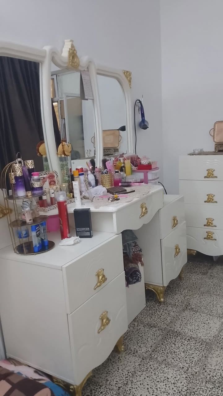 غرفه نوم للبيع السعر 700بي مجال
***********
