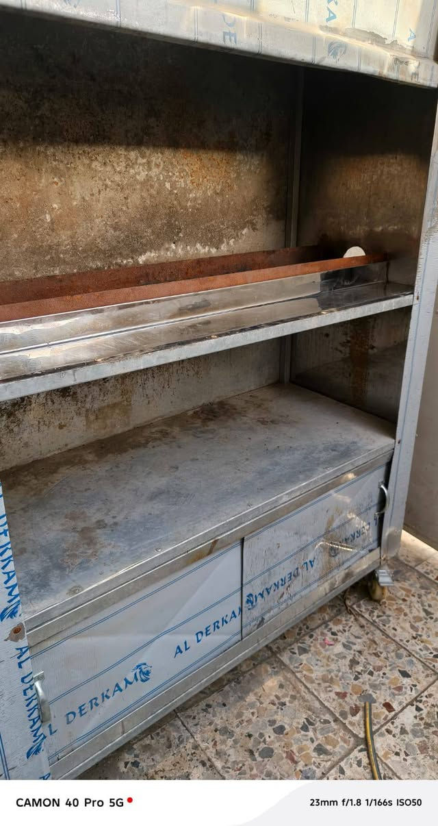 مكلف بالنشر للتوضيح 
يتوفر اغراض مطعم 
عارضه عدد 2 اليوكر الاصلي 
سعر الوحده 225 الف 
مجمده جديده مستخدمه قليل سعرها 300 الف 
منقله شوي حجم كبير 150 الف 
كريل همبركر نظيف سعر 125 الف 
شوايه مال كص سعرها 200 الف 
رقم الهاتف *********** 
عنوان بغداد حريه دور نواب ضباط شارع المشجر
