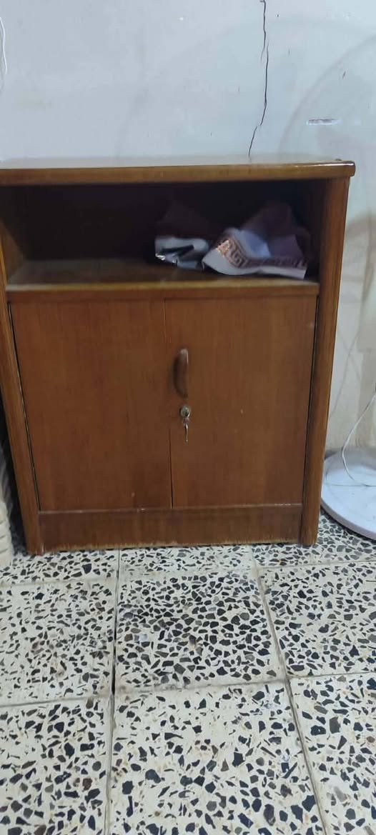 سلام عليكم غرفه اخشاب للبيع السعر ٦٠٠ اوبيها مجال للتصال بالرقم ***********
