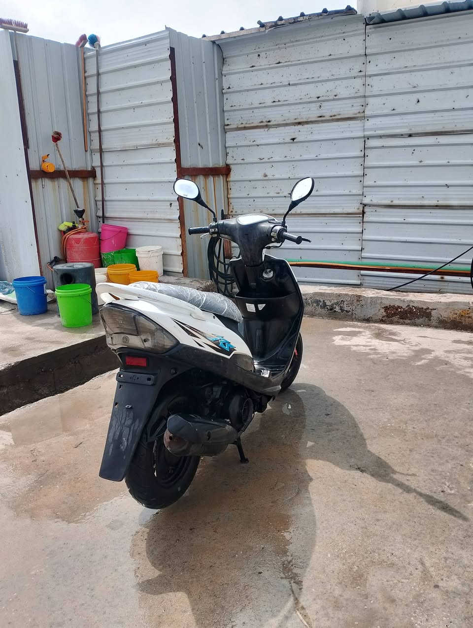 السلام عليكم
الدراجه شتريته من واحد صارله سبوعين من منزله رمبه الدراجه كلشي شقال بيهه ماعده عداد السرعه ول بگلايت الوره غير ذن كلشي شغال الدراجه بلاديه49 شلعته اتشك الكاع ومختمه ختم واحدالدراجه رايده ب 950وبيه مجال بصيط بكاني البصره التنومه رقمي ***********
