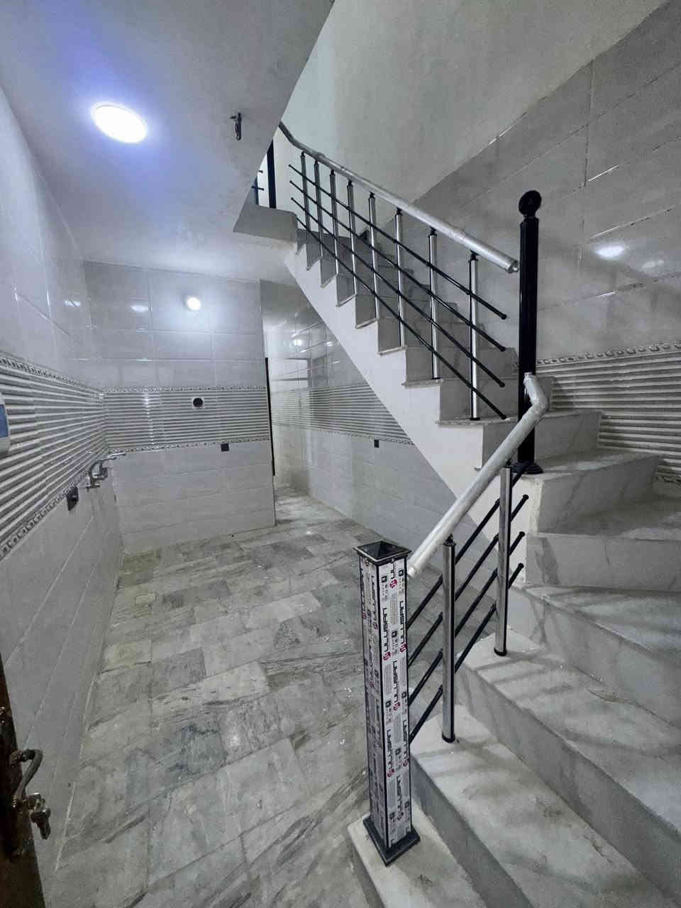 ملاحضه / العنده عقار 🏡#للبيــــــع ويريد يبيع #دزونه كافه التفاصيل العقار مع ذكر السعر وصور للعقار ورقم التلفون ☎️وان شاء الله باقرب وقت ينباع ان شاء الله🤲❤️
—————————————————————————

🔸 مشتمل للبيع طابو صرف مناسب ✅
 60متر  الواجهه 3ونص م والنزال 17 
بناء سنة 2025 تسليم🔑 درجه اولى كامل مكمل 

🔸الطابق 1️⃣كراج وصحيات خارجيه واستقبال ومطبخ حار وبارد وصحيات داخليه وغرفه نوم جوه 
     الطابق 2️⃣غرفتين نوم وصاله وبلكونه وصحيات كذالك
     الطابق 3️⃣بيتونه كبيره وسطحين 
البناء كله ممتاز ودرجه اولى ونضيف حديث جدا

🔸موقع الدار ممتاز جدا📍الشعب شارع الصحه بصف الشارع التجاري داخل فرع عريض مقابيل جامع قباء ومطعم محمد الكردي  ( شارع عرضه 20 )

+مناسب لحك قبل لاينباع ملاحظه اذ تحب تاخذه وتستثمره اجره الك ب600الف ايجار سريع  
🔸السعر: 145 وقابل للتفاوض 

مكتب ابو علي الدراجي للعقار 🏛️
 الشعب-نهايت شارع الصحه-مقابيل كرزات ركن الصحه 
***********📞
***********📞 ‭
‭***********‬📞
