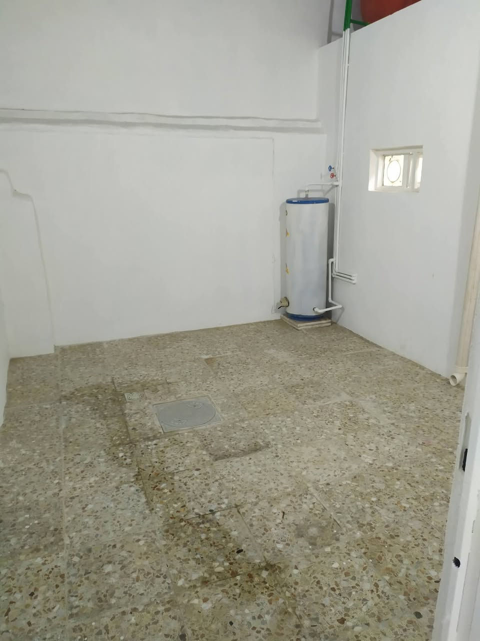 دار للأيجار المساحه......  150 متر
السعر   ........... 300 الف ايجار 
العنوان...............  الكوفة علوة الفحل شارع تبليط
يحتوي على....... (غرفه  نوم واستقبال  ومطبخ ..صاله..صحيات داخلية وخارجية مكشوفات عدد 2 )
(ماطور..خزان ماء عدد 2..سخان عدد 2  .. وخط مولد) 
دار جديد شارع تبليط   جاهز من كلشي دينار متخلي عليه منطقة كلش حلوه الاتصال ***********
