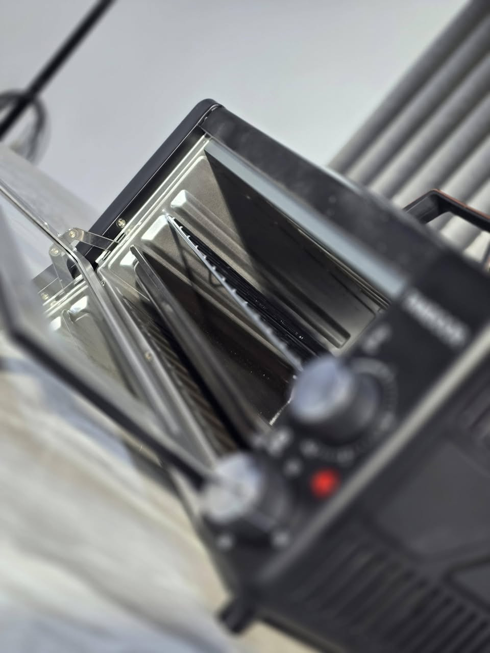 🔥 توفر بعد انتظار… ويسوى الانتظار! 🔥
فرن تندوري 20 لتر – شركة Emblem (إصدار 2026)
أداء قوي، تصميم عملي، وسهولة تنظيف مع سطح منفصل ✨
🔺 المواصفات:
سطح للمخبوزات بغطاء كرانيت
سطح للشوي بغطاء كرانيت مع غطاء زجاج بايركس
قدرة عالية 2100 واط
6 هيترات منفصلة التشغيل
ثرموستات للتحكم بدرجة الحرارة
ملحقات كاملة:
✔️ حمالة مخبوزات
✔️ كماشة مشويات
✔️ حمالة صواني
🔺 الأبعاد الخارجية:
عرض 46 سم × عمق 29 سم × ارتفاع 22 سم
🔺 أبعاد سطح الطهي:
35 سم × 25 سم
🔺 ضمان سنة من تاريخ الشراء
💰 السعر: 85,000 دينار فقط
🚚 توصيل متوفر لجميع المحافظات
📞 للحجز والاستفسار:
***********
أو مراسلة الصفحة مباشرة
📍 عنوان المحل:
كربلاء – حي الموظفين – شارع مدرسة جمانة
🏠 اسم المحل: بيتك عدنا
#فرن_تندوري #Emblem #أجهزة_كهربائية #مطبخ #عروض #بيتك_عدنا
