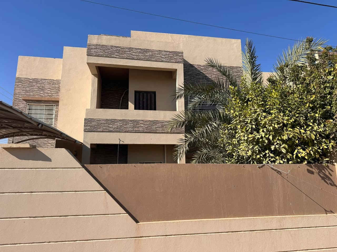 دار للبيع مساحة ٢٥٠متر ركن شارع ٢٠ 🏠
الموقع :تكريت /مجمع الجوهره 
يتكون الدار من ثلاث غرف نوم الطابق الاول غرفة نوم صالة وسطية استقبال مطبخ حار بارد صحيات مناور  حديقة 
الطابق الثاني غرفتين نوم السطح شتايكر 
ثلاث حمامات 
للاستفسار الاتصال على الرقم 👇🏻 
 *********** وتساب
