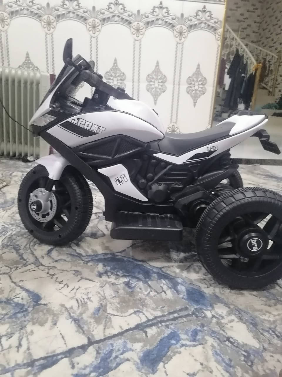 دراجة شحن  نوعية ممتازة مستعملة يومين فقط تناسب عمر من ٤ إلى ٧ سنوات شحن ممتاز مع إضاءة وموسيقى ونغمات ويمشي امام وخلف وقوي جدا يتحمل حتى ٨ سنوات اشتريتها ٨٥ الف رايدها ٦٥ الف رقم التلفون ***********
