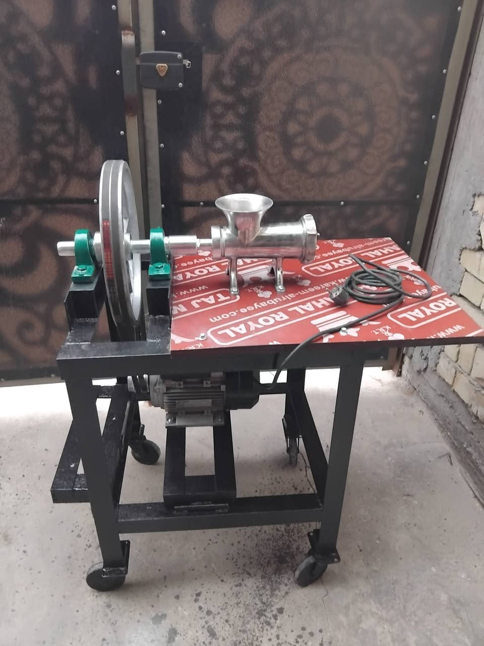 سلام عليكم من رخصة الادمن المحترام عندي مثرامة حجم ٢٢ سل ستيل اخت الجديد استعمال قليل للبيع السعر 350 الف بغداد الكرخ هاتف ***********
