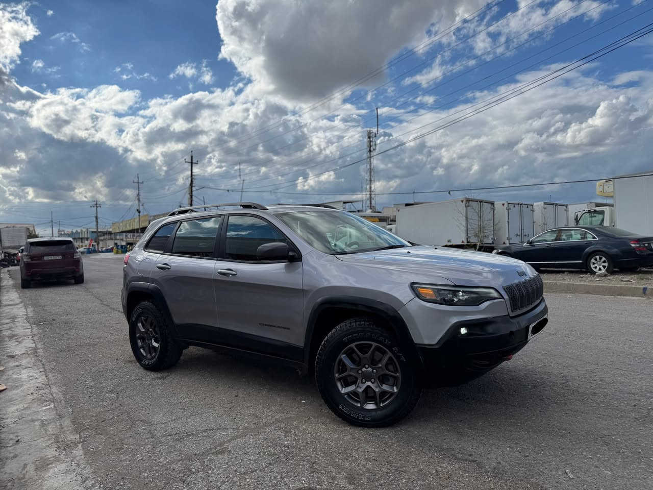 Jeep cherokee trail hawk 2019
فول مواصفات 
6 سلندر 3.200
4*4 فور ويل نضام 5 مود
بةسمة شةغال 
شاشة كبير حاسة كاميرا 
رادار
لايتات زينون 
ماشى 60,000 
كوشنات كارةباى جلد 
جاملغ بابين تبديل بيلادى نفس لون
بدون ارباگ بدون دواخل شرط فحس
محرك گير ما مفتوح كل شرط سيارة جاهز
عنوان اربيل
سعر 149
***********
