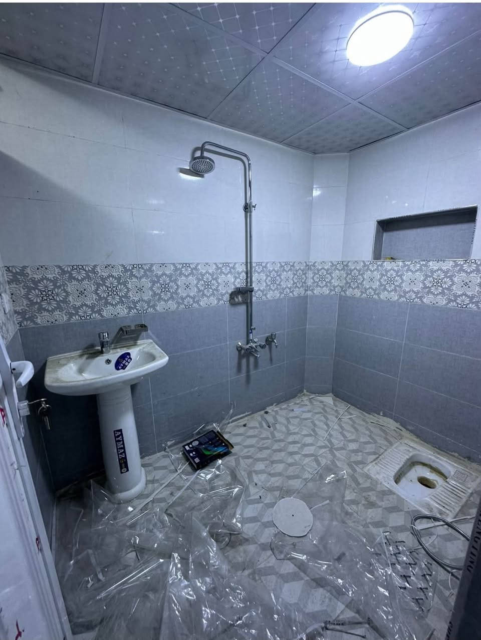 السلام عليكم توفرت شقق سكنية للايجار طابق ثاني وطابق ثالث مكان الشقق بغداد الجديدة قرب مستشفى العلماء الأهلية علما ان الشقق تصلح سكن ( للطلاب-سكن للشباب-مكاتب- مخزن- سكن للعمال-سكن للشركات) الاستفسار الاتصال على الرقم التالي *********** الاستفسار يجي خاص واتساب
