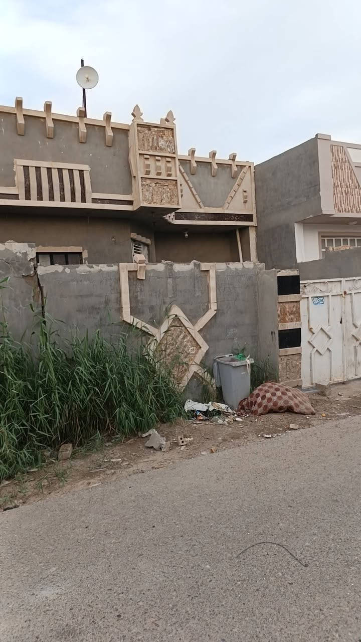 سلام عليكم دار البيع في الجغيفي الثانيه 150متر زنجيل عله شارعين شارعين تبليط مي خدمات كامله واصلته بناء بلوك بيت من داخل كامل بس السياج ماله  فاطر  للاستفسار والسعر تصل عله رقم ***********

